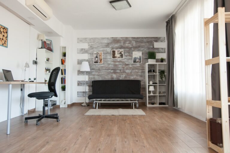 Como cuidar de piso laminado e evitar danos no dia a dia
