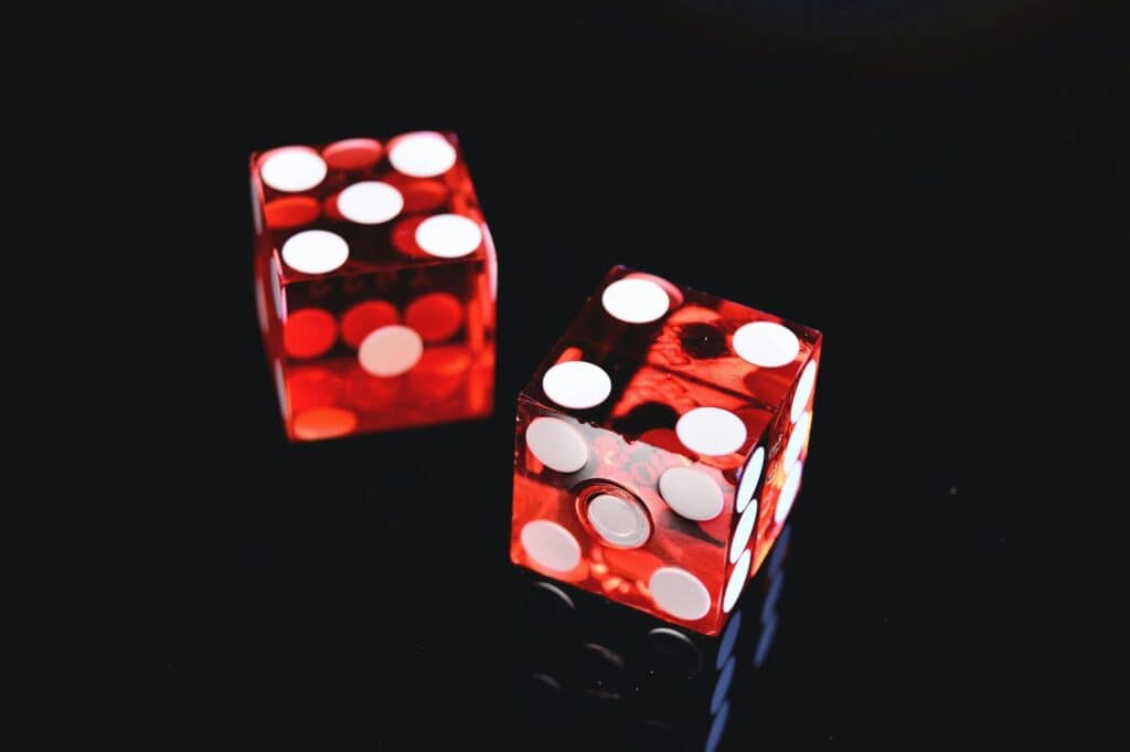 A astrologia, com sua capacidade de desvendar os mistérios da personalidade humana, tem intrigado pessoas por séculos. De romances épicos a dramas familiares, a influência dos astros permeia a cultura pop, inspirando personagens e tramas complexas. Mas será que essa influência se estende também ao mundo digital, especificamente ao universo das apostas online?