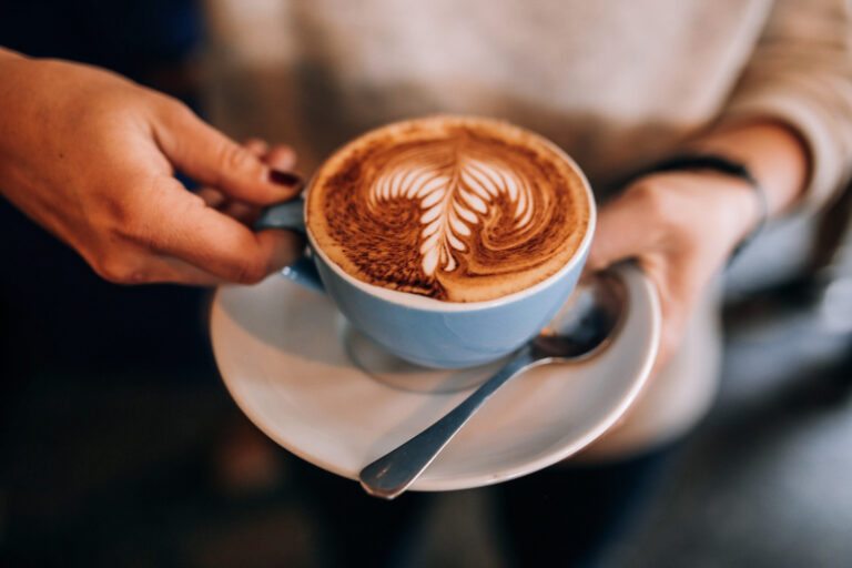 Descubra quanto custa tomar um café no Farsha Mountain Lounge, o lounge mais famoso do Egito